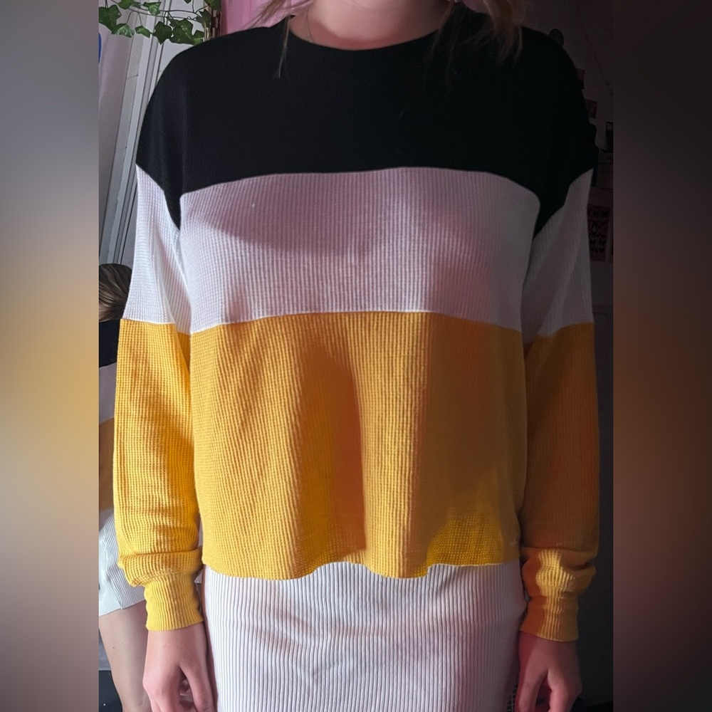 Holister yellow black and white long sleeve cropped top